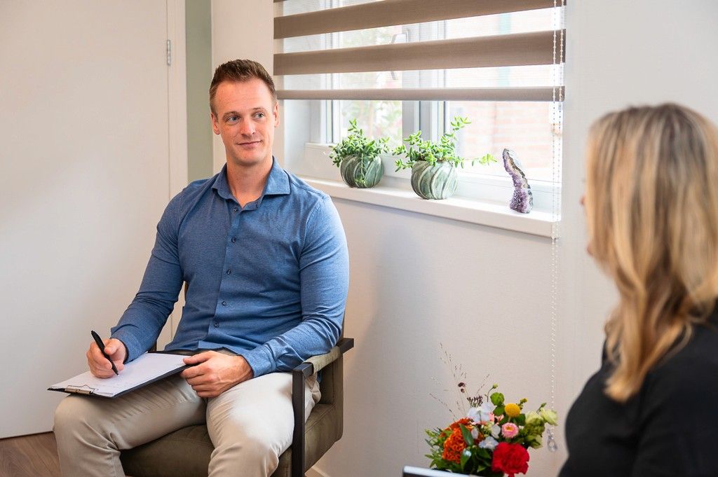 Joery Berends in gesprek tijdens een persoonlijke sessie